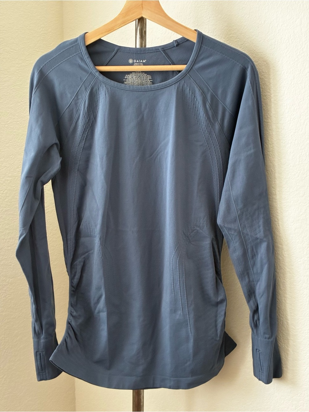 Gaiam sz L Long Sleeve Blue Fitted Stretch Shirt Yoga Gym Activewear Thumbholes